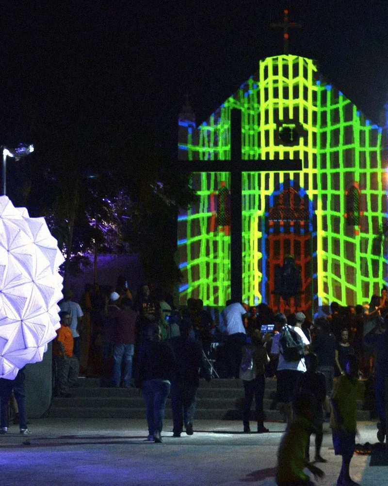 Projeções na fachada de uma igreja no Rio Mapping Festival